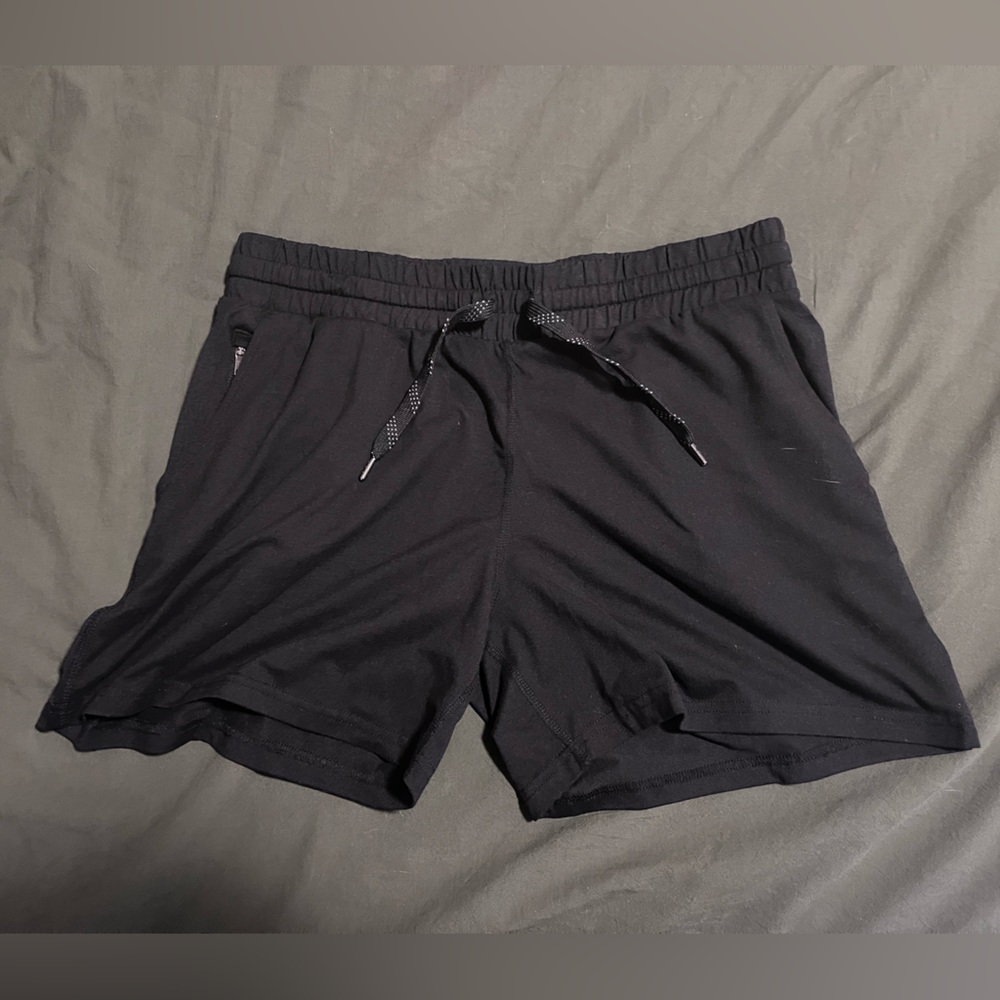 🐝 Black shorts